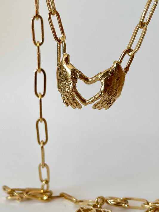 collar manos corazón de oro